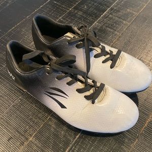 Boys WIDE soccer cleats - size 6EE - Zephz - Used 1 AYSO season